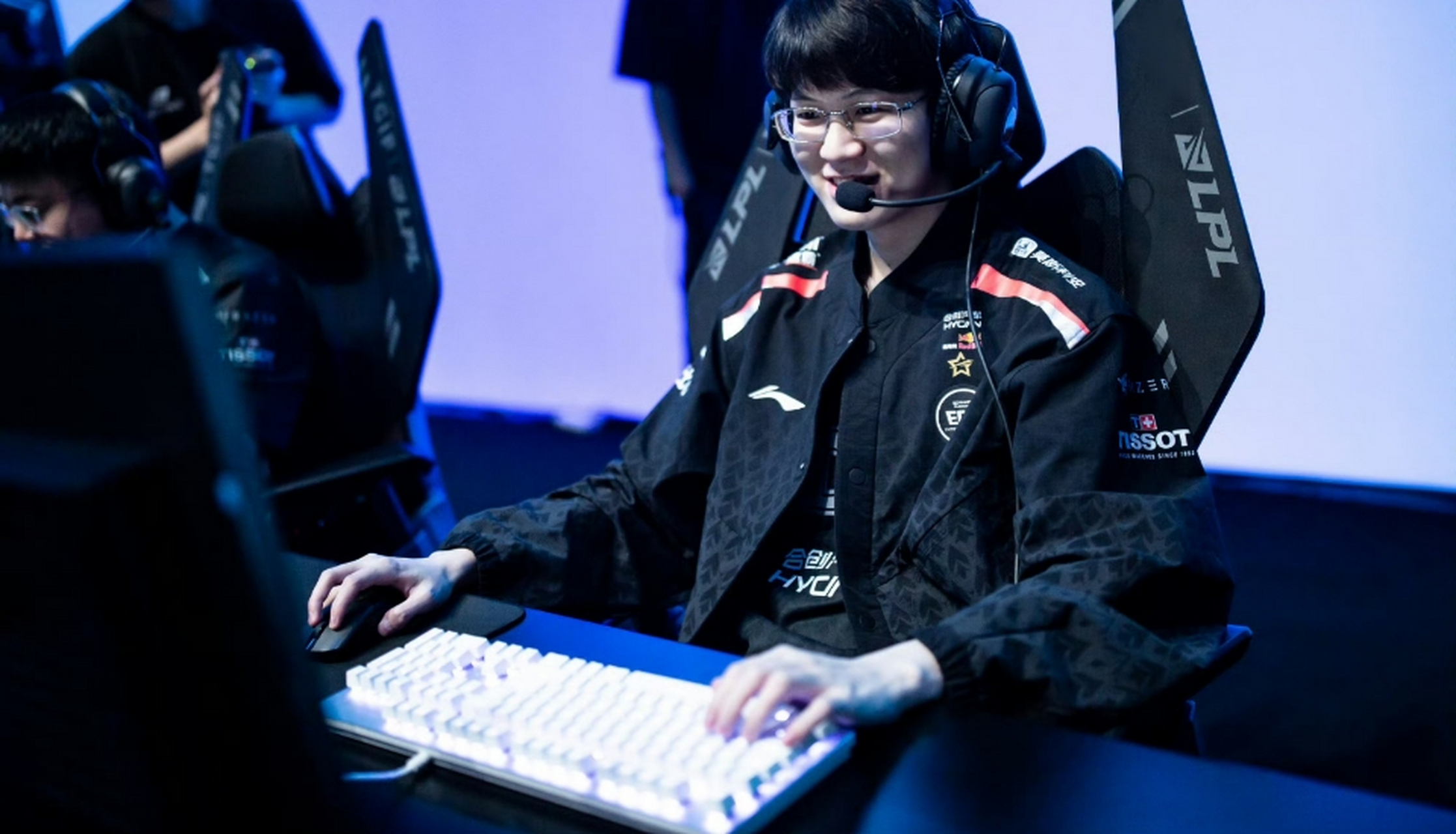 星空体育-Rookie关键节点高光表现，TES带队取胜！的简单介绍